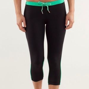 Lululemon - Beach Runner Crop - Black / Green - 8